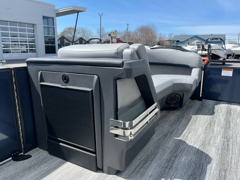 Bennington Marine M22 Swingback Luxe 3t 2025 alt