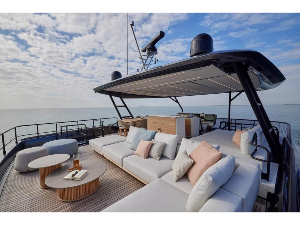 2026 Prestige Yachts M8 alt