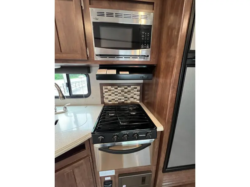 2018 KEYSTONE CROSSROADS VOLANTE 270BH **EN SUPERBE CONDITION!!**