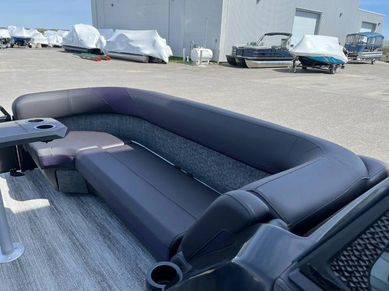 Bennington Marine M24 L-bench Arche Sport Demo 2025 alt