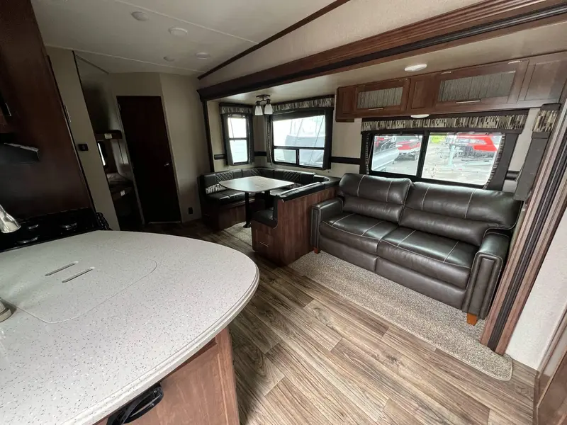 2018 KEYSTONE CROSSROADS VOLANTE 270BH **EN SUPERBE CONDITION!!**