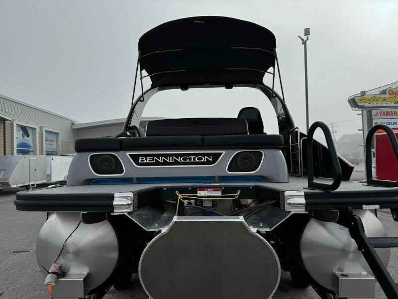 Bennington Marine Rx23 Sport Swingback Demo 2024 alt