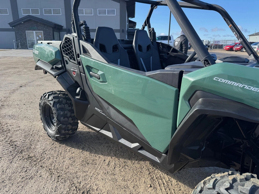 2025 Can-am Commander 700 Dps alt