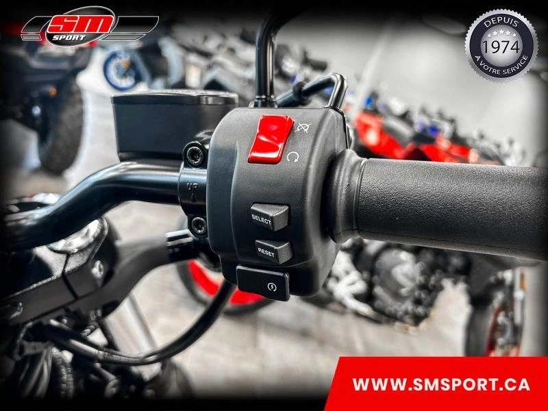 2025 Yamaha Bolt R-spec alt