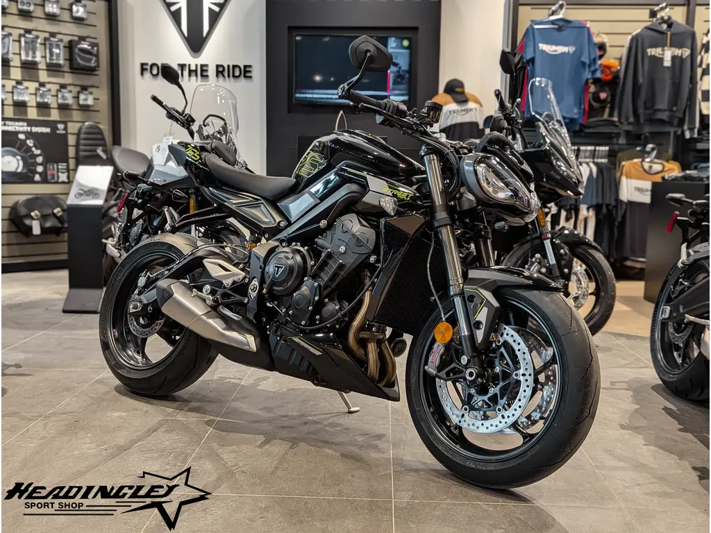 2025 Triumph Street Triple 765 RS // Phantom Black 