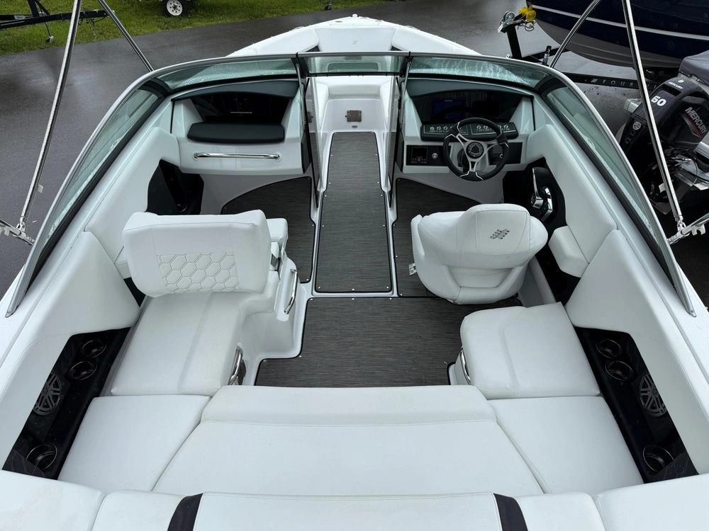 2025 Four Winns H2 Mercruiser 6.2l alt