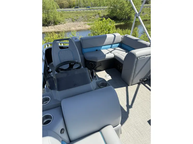 Legend LE 17 RS W/ 25 ELPT 4S Merc & Mooring cover 2025