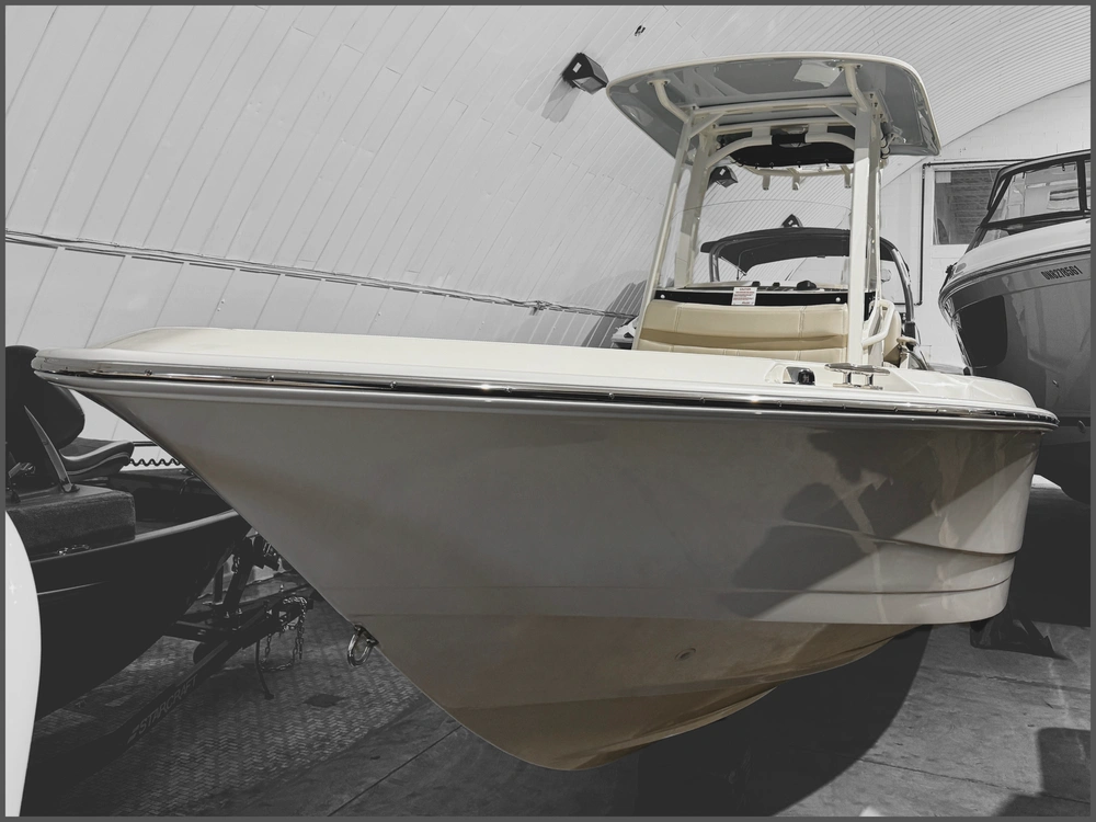 2025 Boston Whaler 220 Dauntless alt