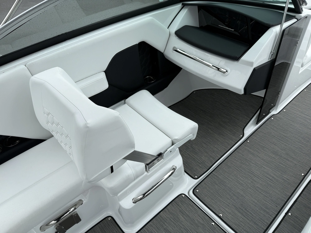 2025 Four Winns H2 Mercruiser 6.2l alt