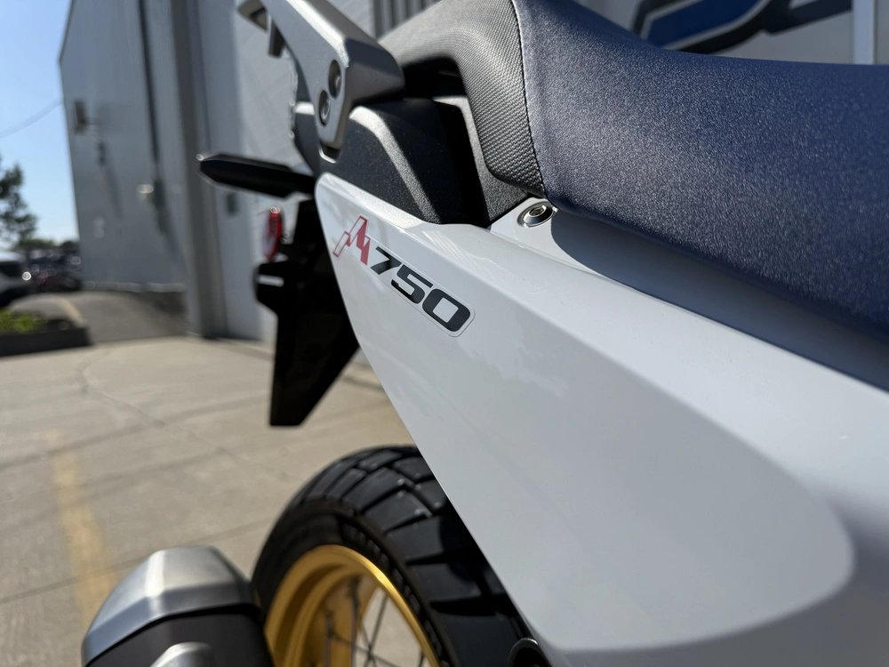 2025 Honda Transalp alt