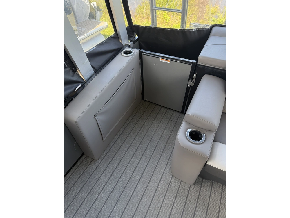 2023 Legend V-series Aqua Tower Sport Pro W/ Full Enclosure, 115 Exlpt 4s Merc