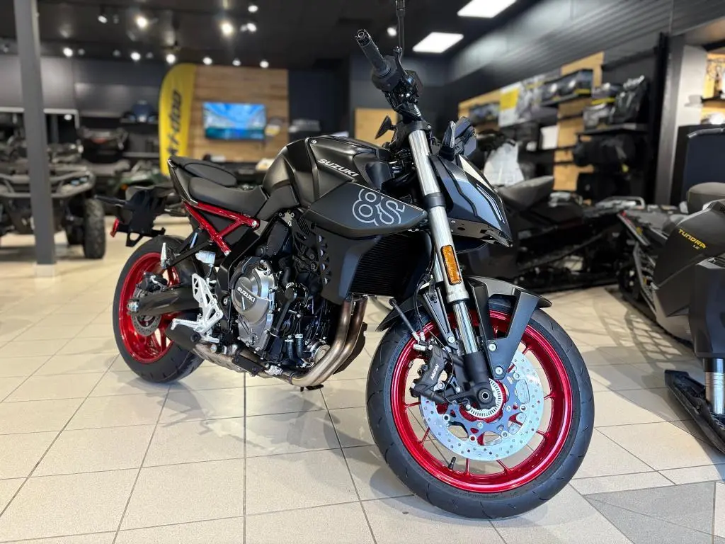 Suzuki GSX-8S  2025