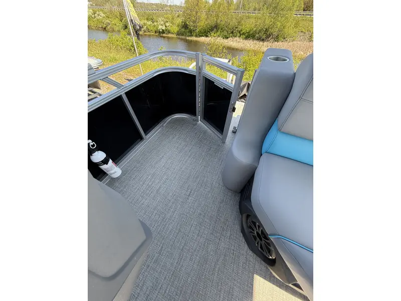 Legend LE 17 RS W/ 25 ELPT 4S Merc & Mooring cover 2025