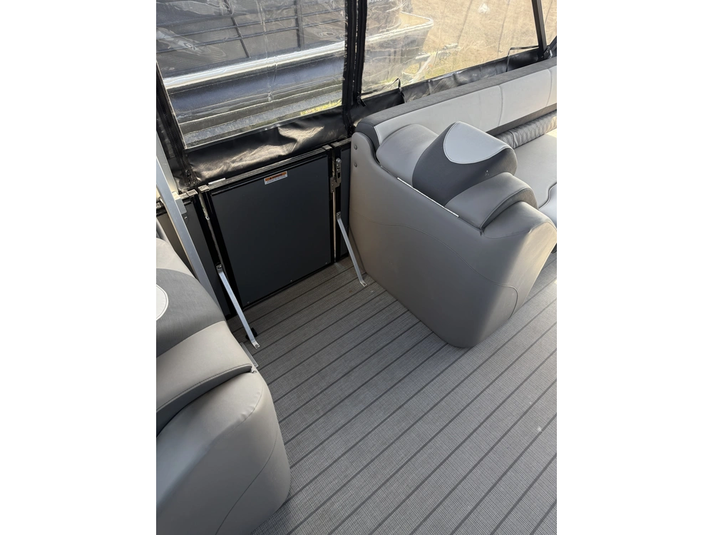 2023 Legend V-series Aqua Tower Sport Pro W/ Full Enclosure, 115 Exlpt 4s Merc