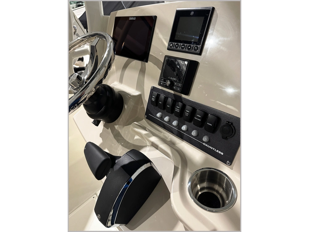 2025 Boston Whaler 220 Dauntless alt