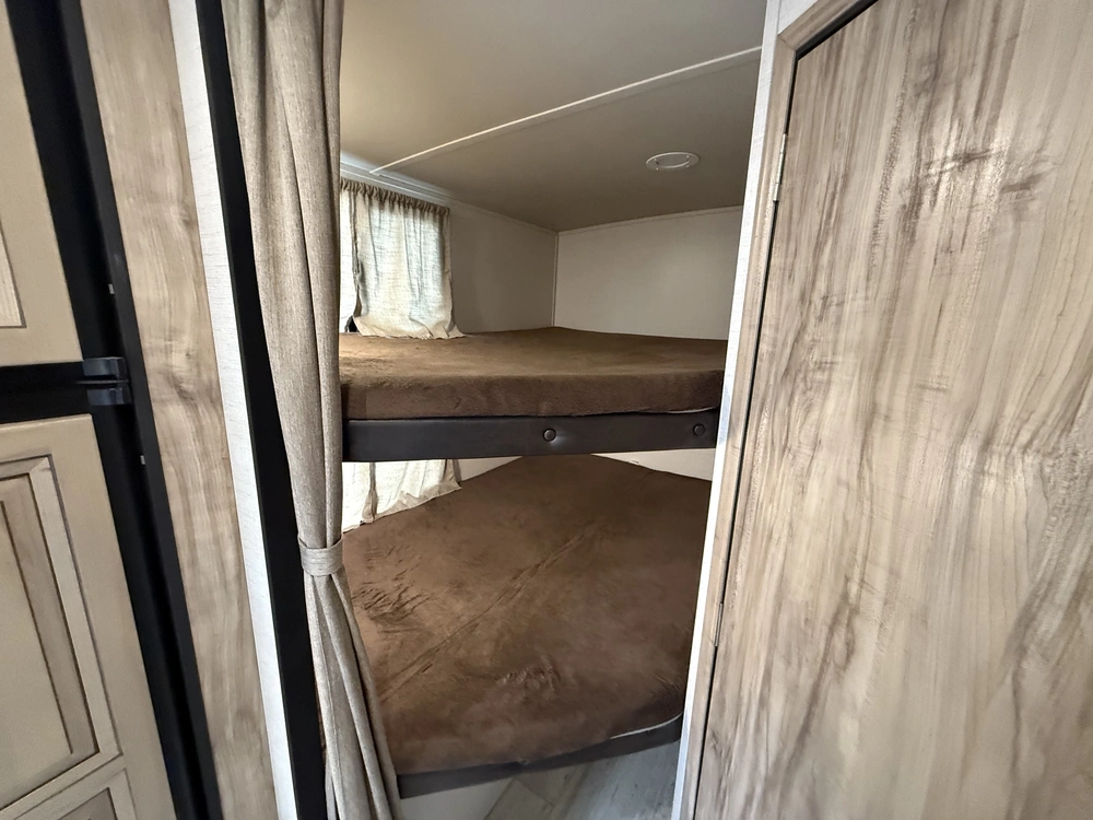 Palomino Solaire 240bhs 2019 alt