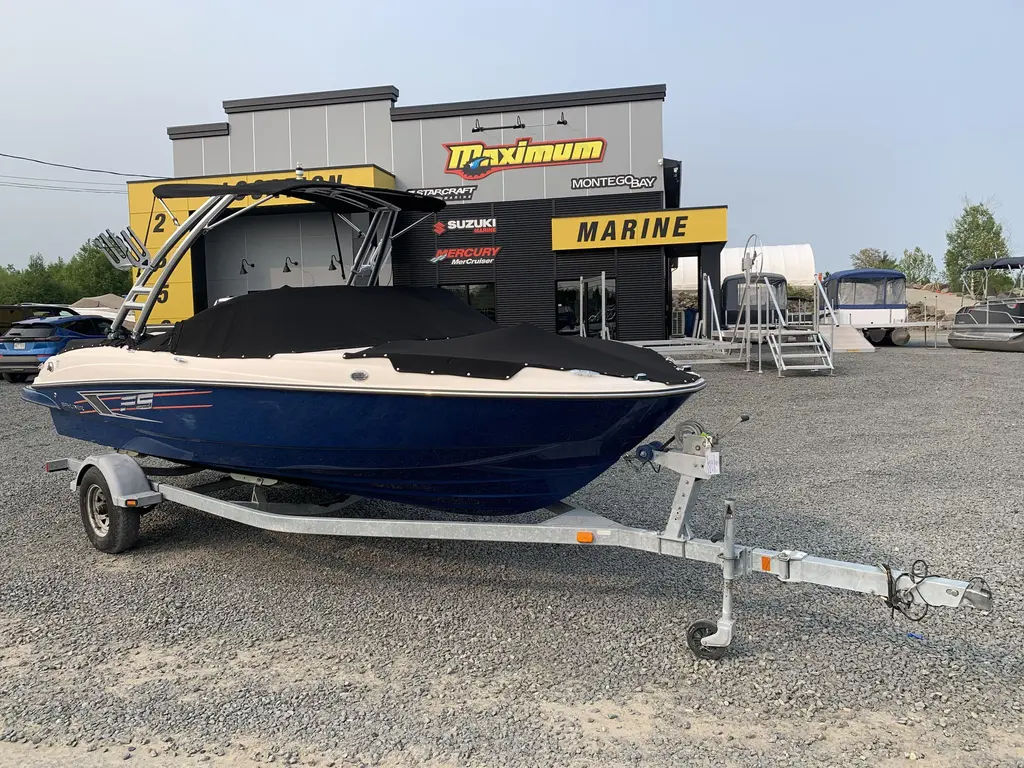 2015 Bayliner FLIGHT SERIE 215