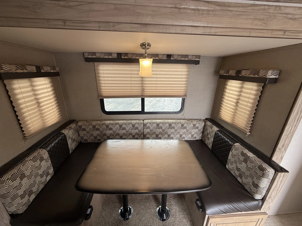 Palomino Solaire 240bhs 2019 alt