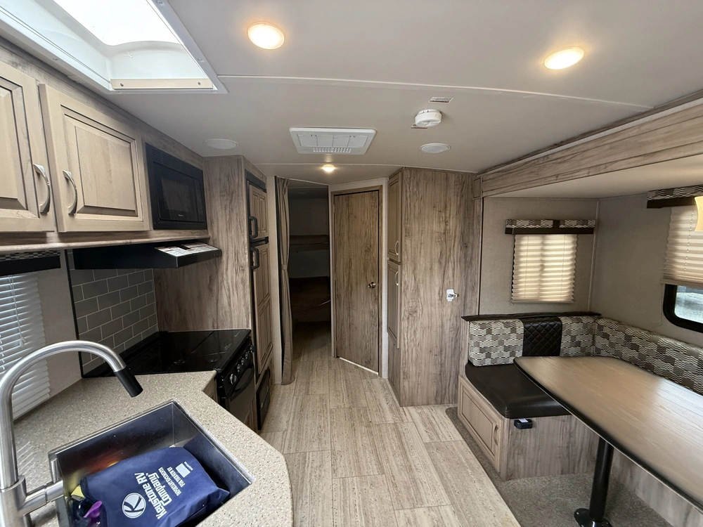 Palomino Solaire 240bhs 2019 alt