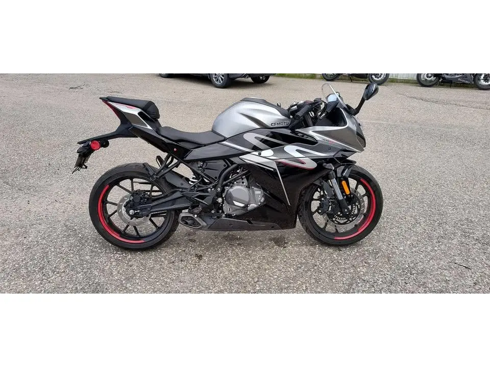 2023 CFMOTO 300SS