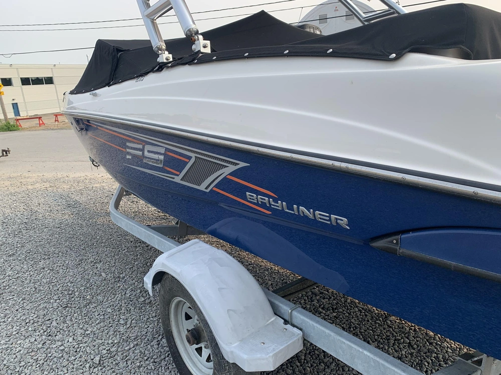 2015 Bayliner Flight Serie 215 alt