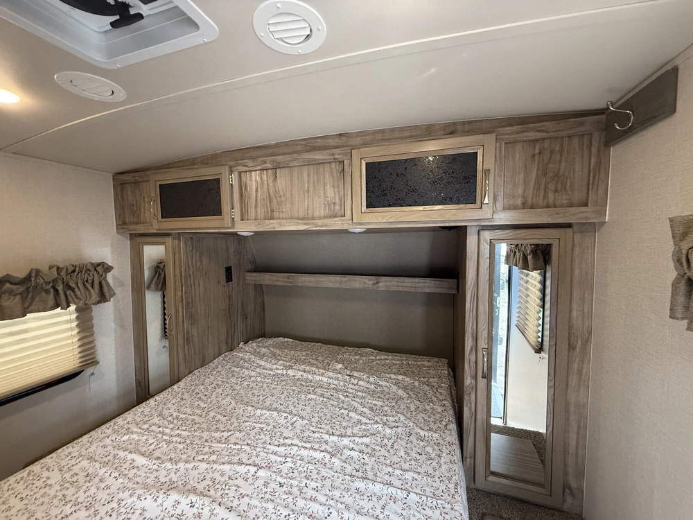 Palomino Solaire 240bhs 2019 alt