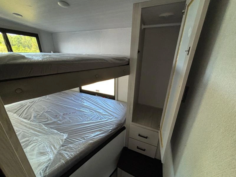 2025 Blackthorn 27 Bh alt