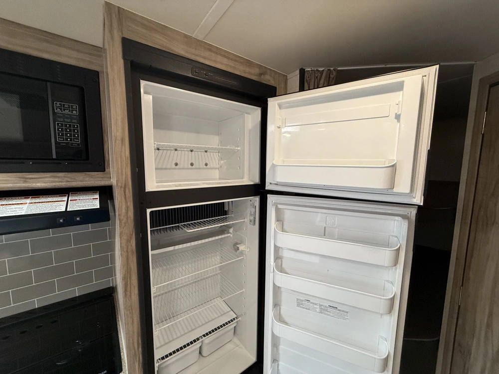 Palomino Solaire 240bhs 2019 alt