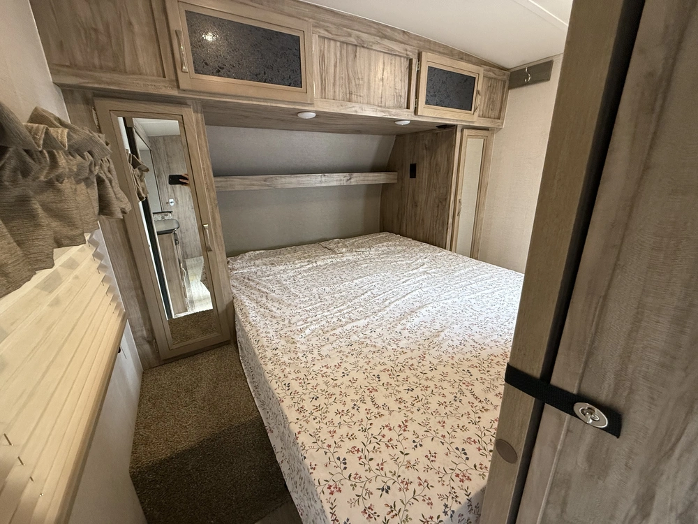 Palomino Solaire 240bhs 2019 alt