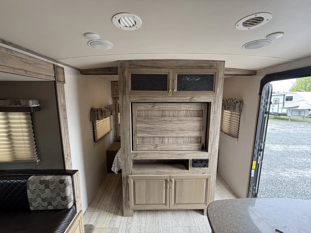 Palomino Solaire 240bhs 2019 alt