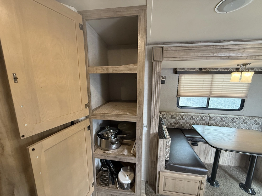 Palomino Solaire 240bhs 2019 alt