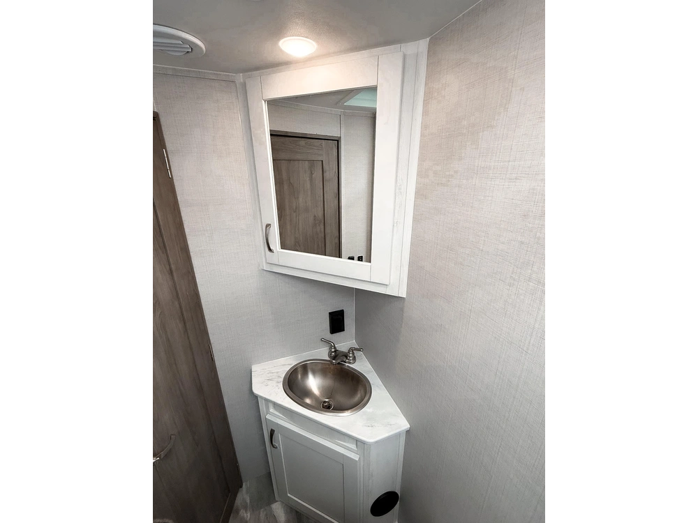 2024 Gulf Stream 6250d Conquest E-450 Super Duty Motorhome alt