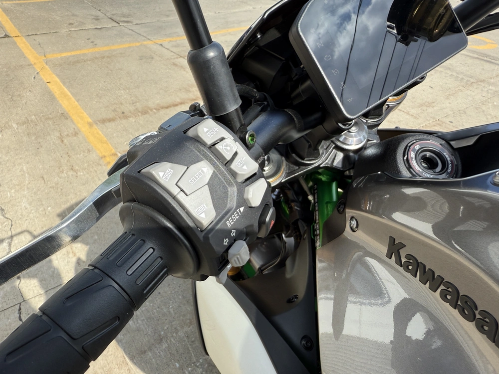 Kawasaki Z900 Se 2025 alt