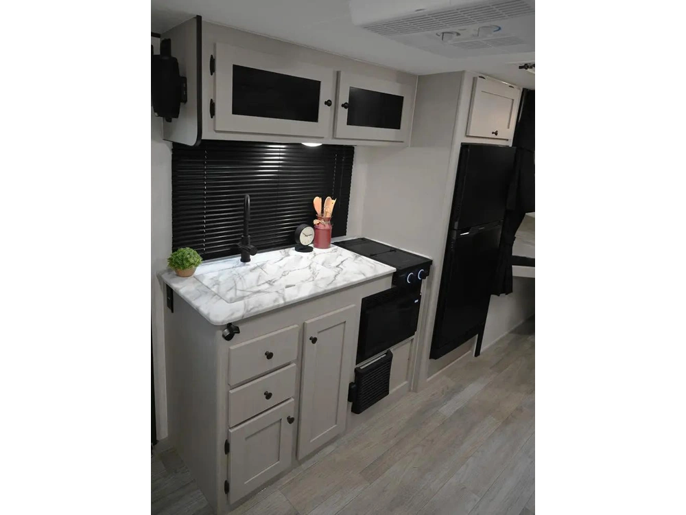 Coachmen Apex 208bhs 2026 alt