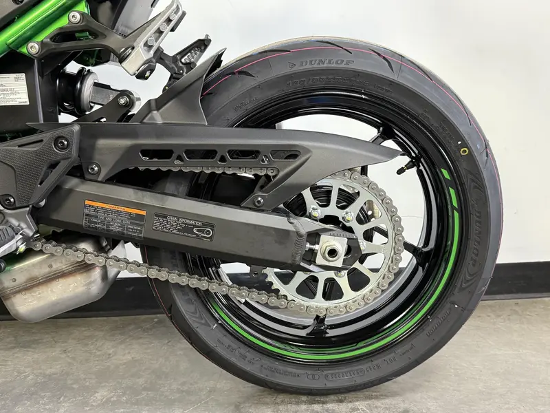 2025 Kawasaki Z900 thumbnail 14