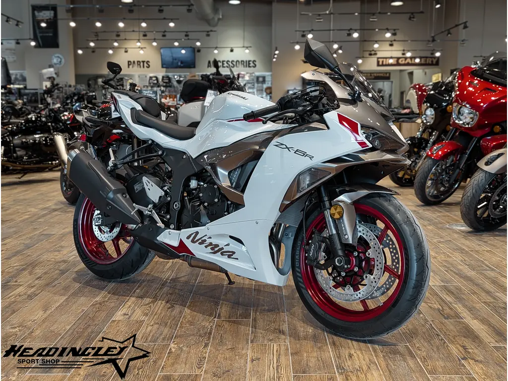 2025 Kawasaki Ninja ZX-6R // Pearl Robotic White/Metallic Graphite Gray