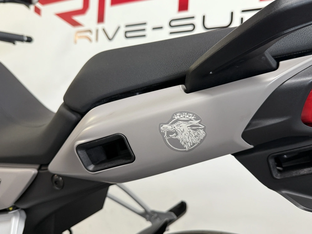 Moto Guzzi V100 Mandello 2024 alt
