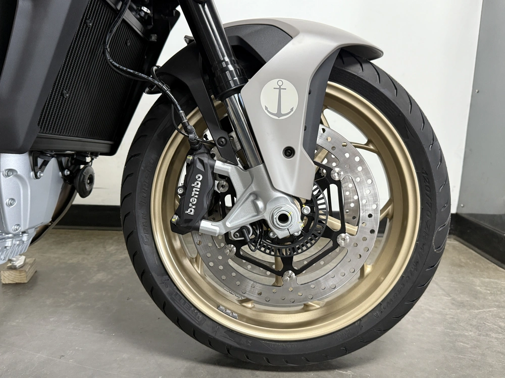 Moto Guzzi V100 Mandello 2024 alt