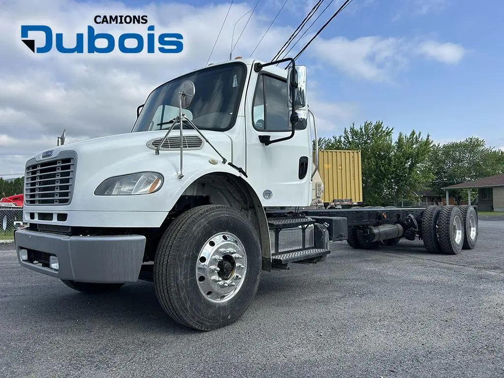 2017 Freightliner M2-106