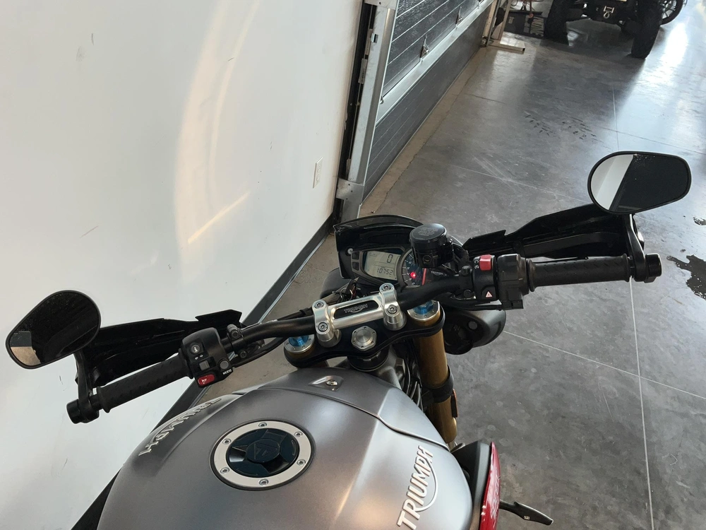 Triumph Speed Triple R 2017 alt