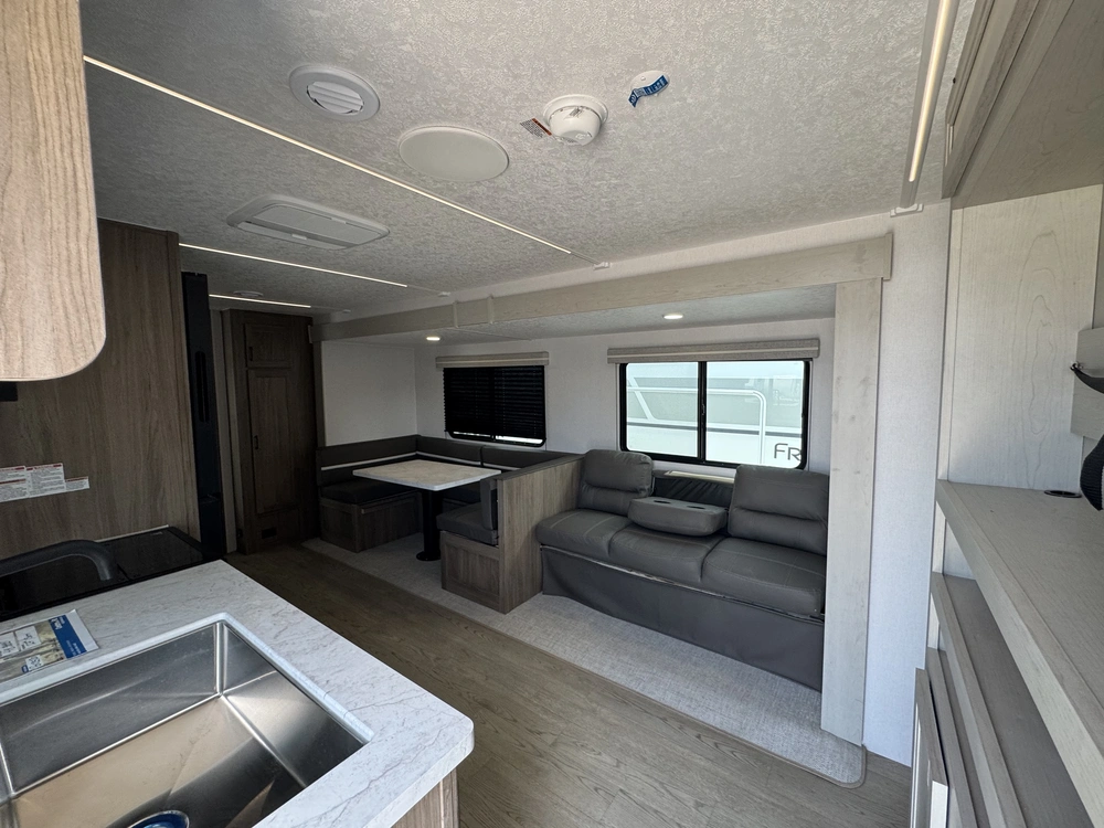 Coachmen Freedom Express Select 29se 2025 alt