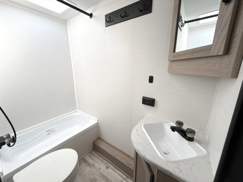 2025 Gulf Stream 26bhg Ameri-lite Travel Trailer alt