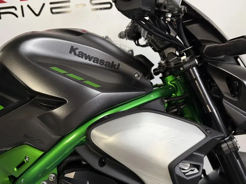 2025 Kawasaki Z900 thumbnail 7