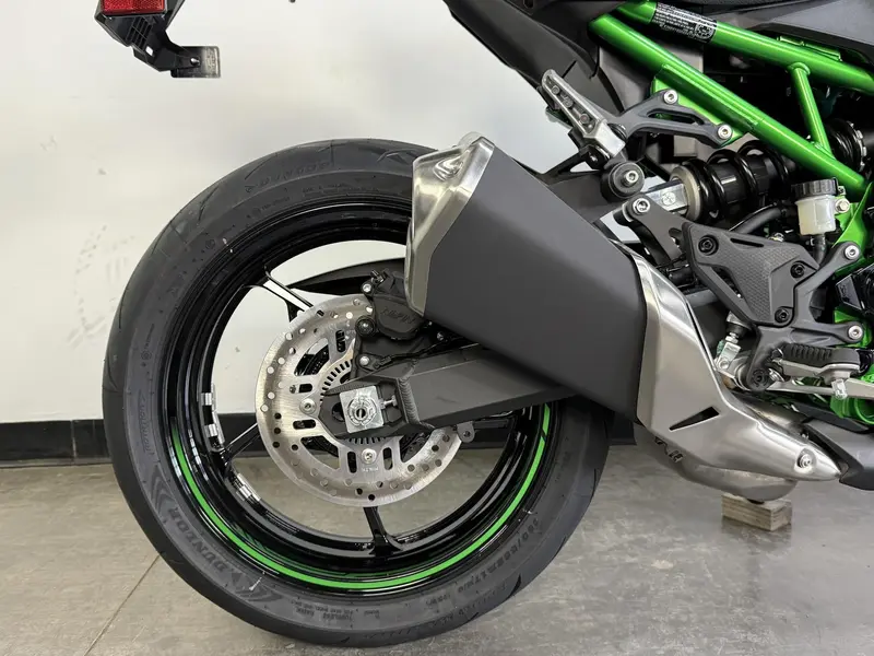 2025 Kawasaki Z900 thumbnail 6