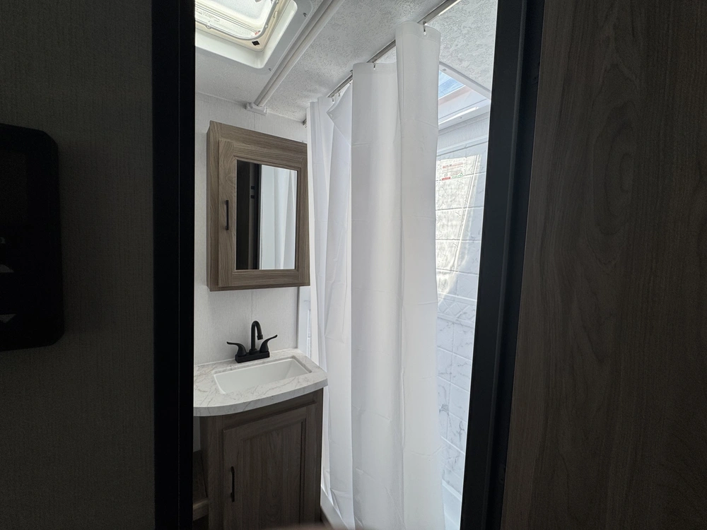 Coachmen Freedom Express Select 29se 2025 alt