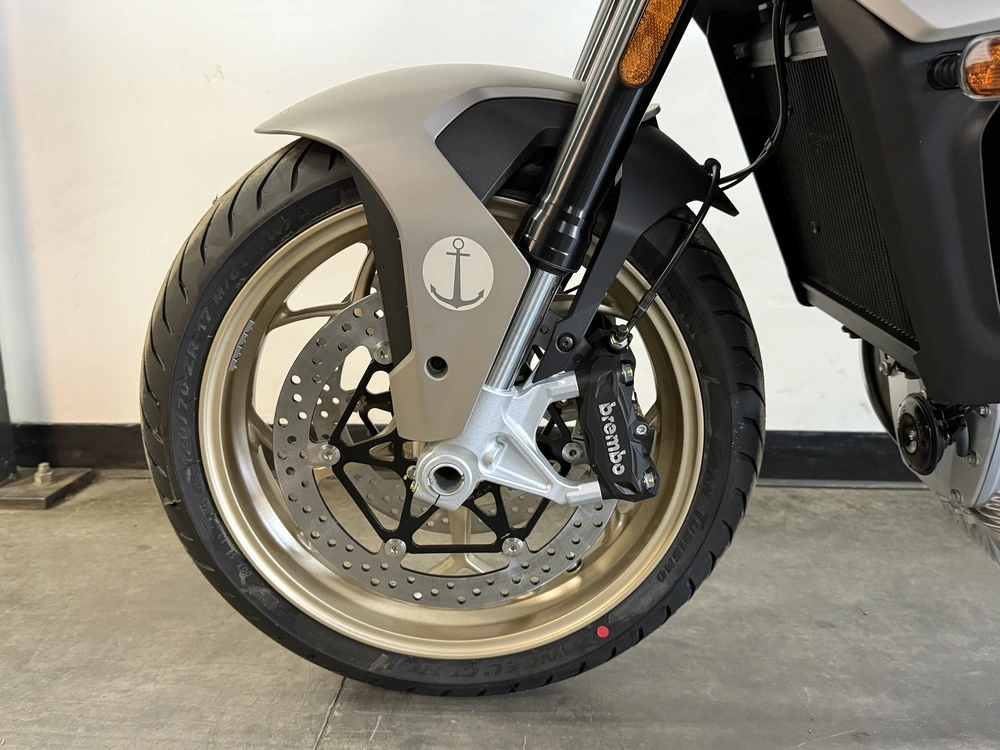 Moto Guzzi V100 Mandello 2024 alt