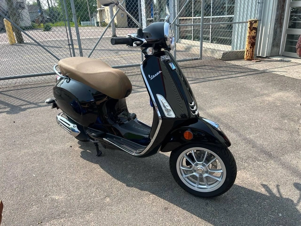 2023 Vespa Primavera 50 alt