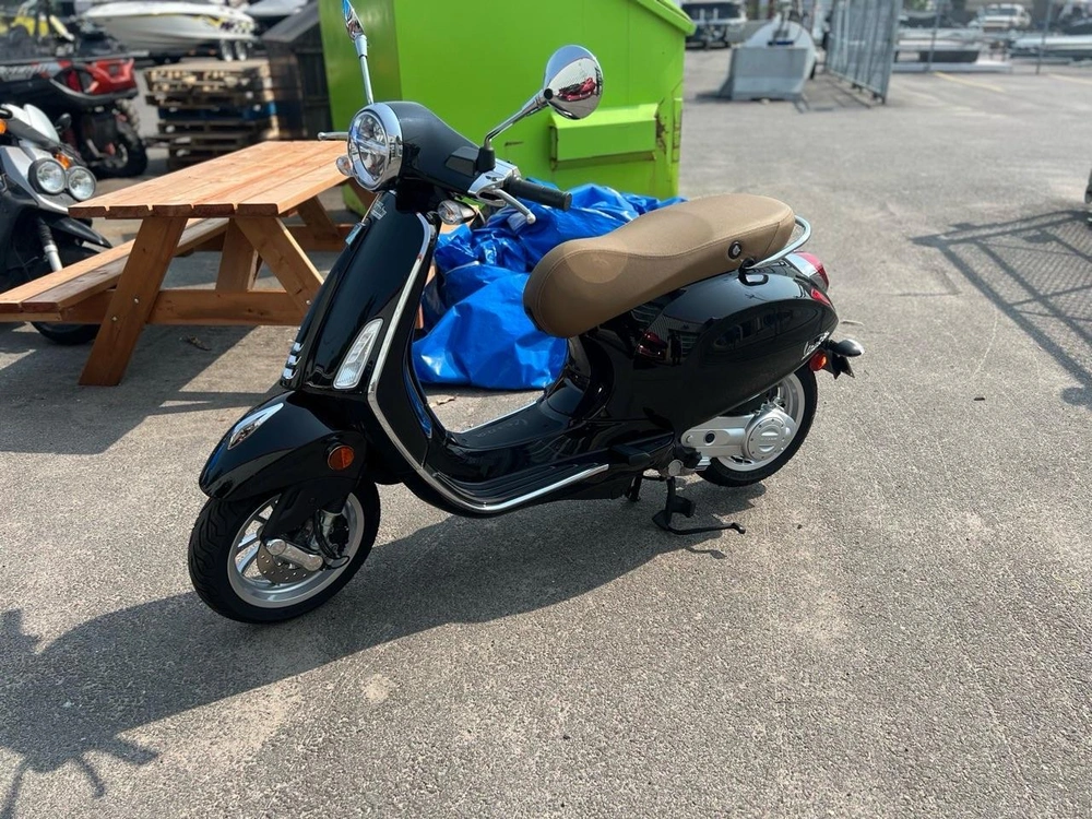 2023 Vespa Primavera 50 alt