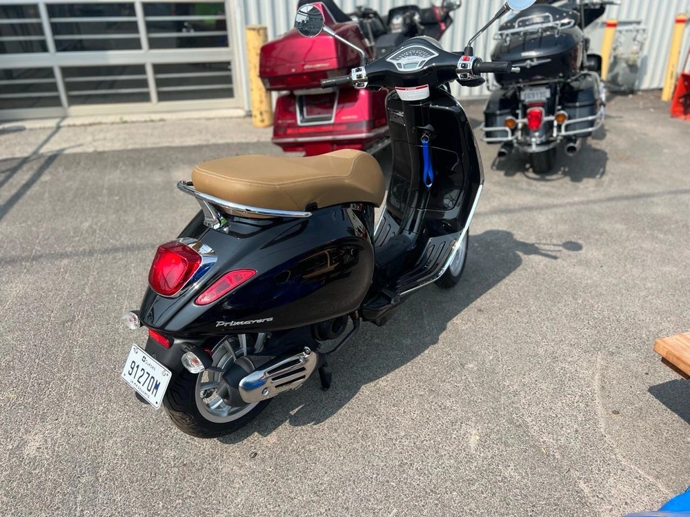 2023 Vespa Primavera 50 alt
