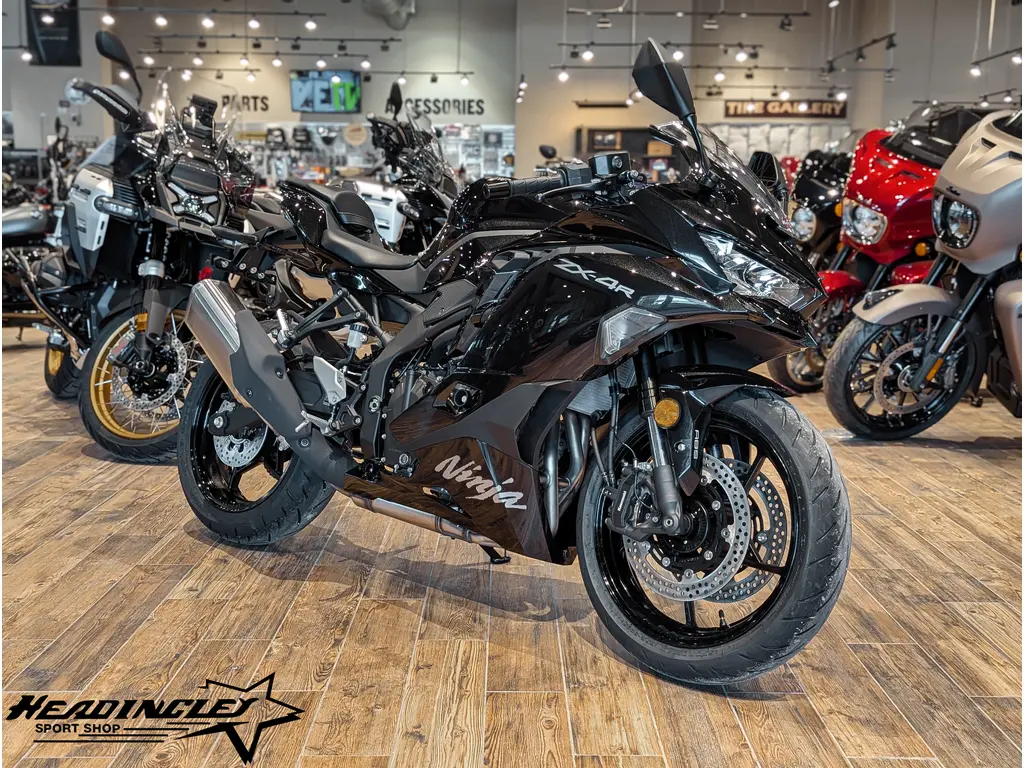 2025 Kawasaki Ninja ZX-4R // Metallic Flat Spark Black 